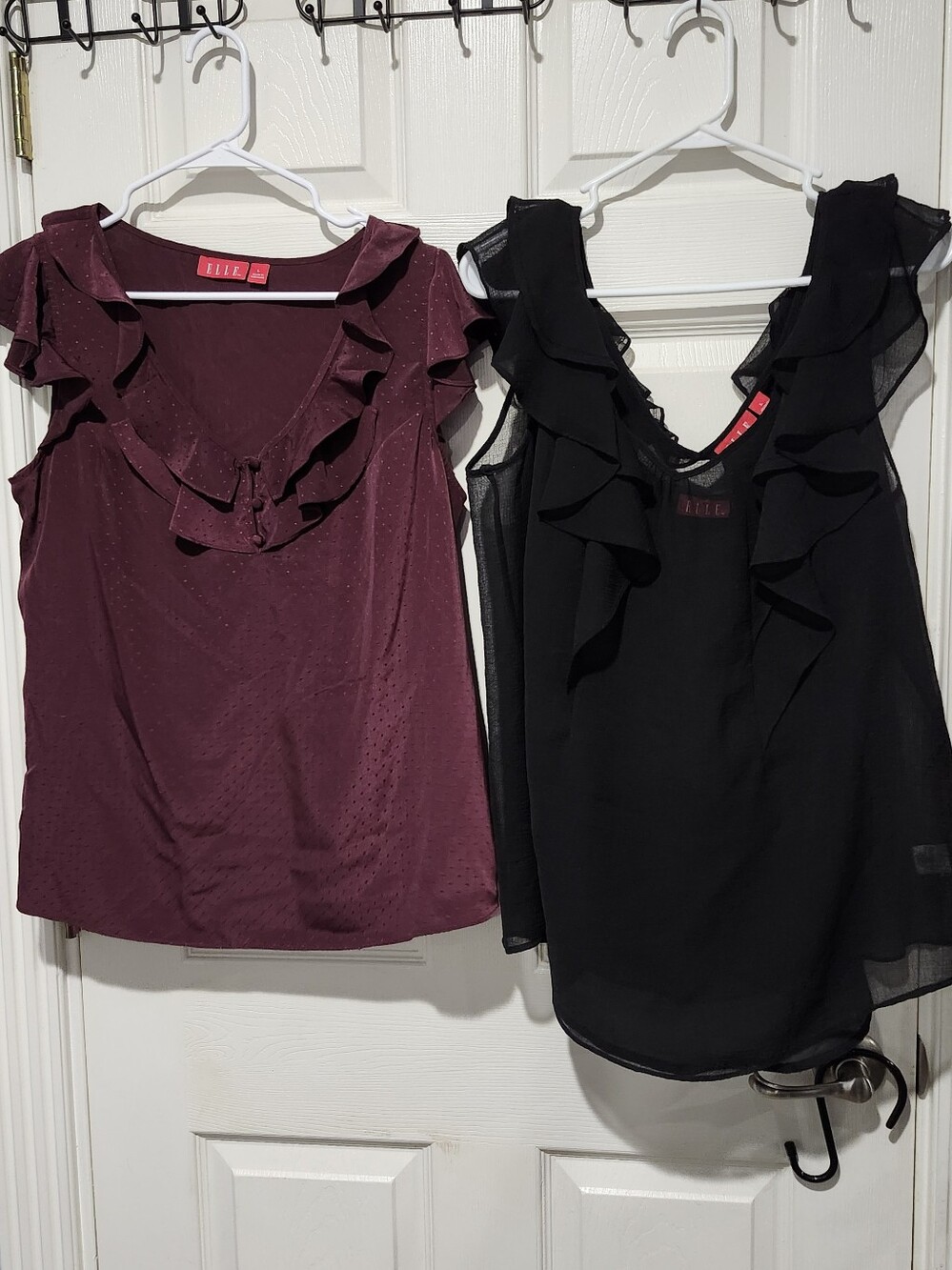ELLE Sleeveless Ruffle V-Neck Tops in Burgundy & Black Size Large